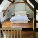 8 Bedroom Farmhouse With Pool Complex 5 Mins From Celtic Manor