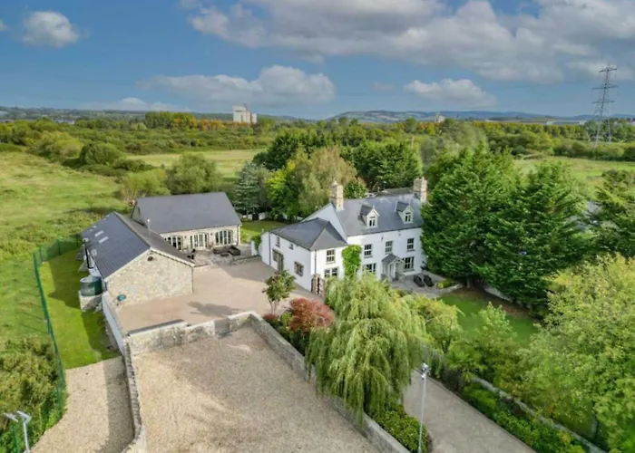 8 Bedroom Farmhouse With Pool Complex 5 Mins From Celtic Manor