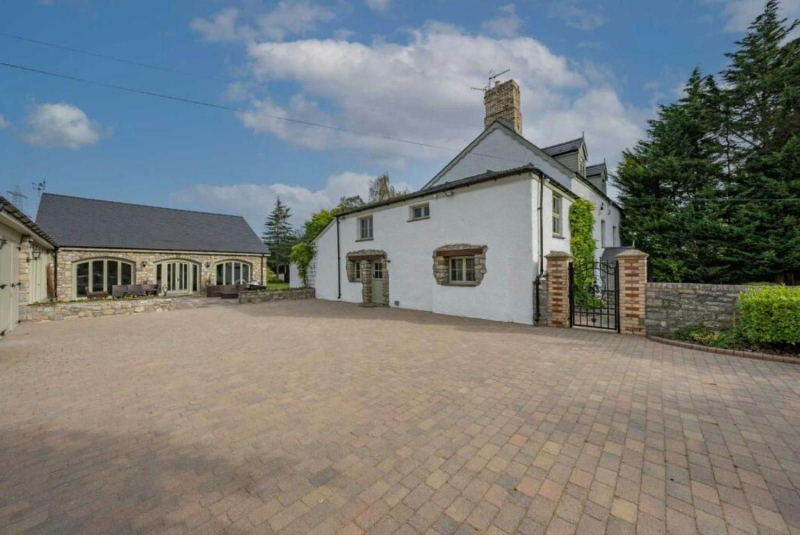 8 Bedroom With Pool Complex 5 Mins From Celtic Manor