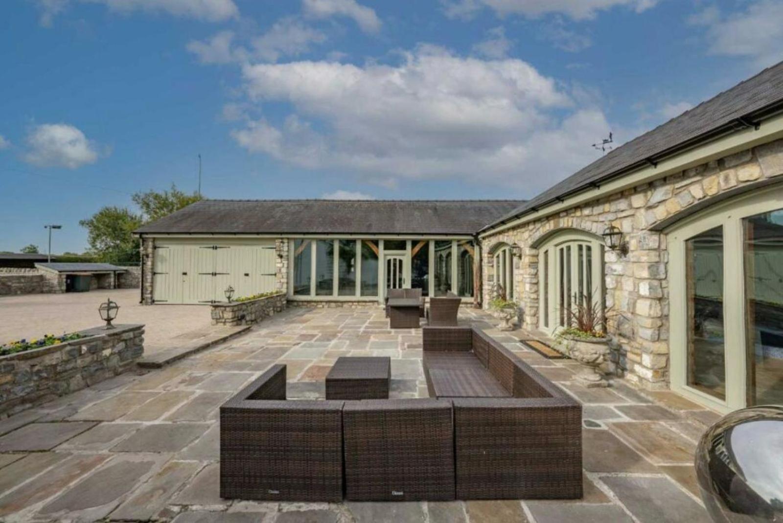 8 Bedroom With Pool Complex 5 Mins From Celtic Manor