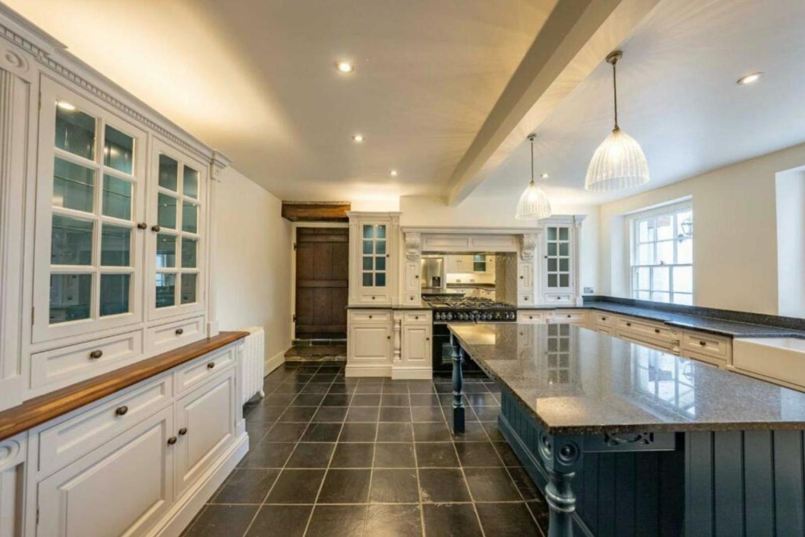8 Bedroom With Pool Complex 5 Mins From Celtic Manor *