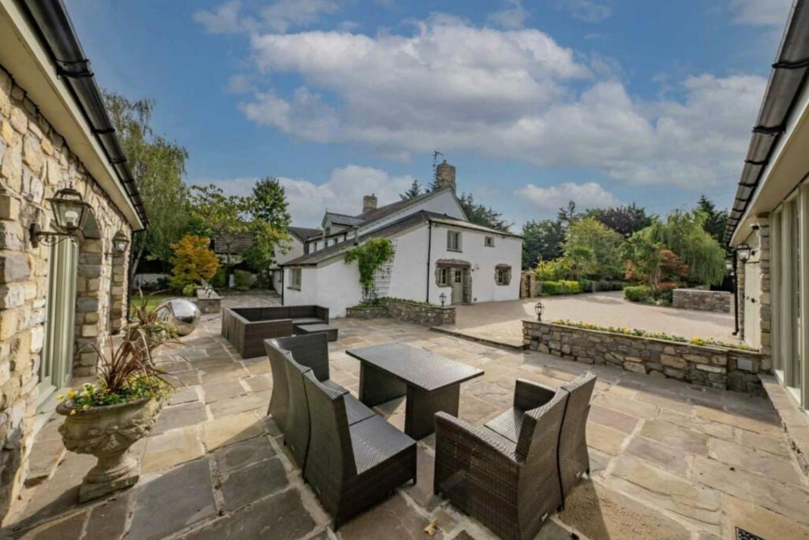 8 Bedroom With Pool Complex 5 Mins From Celtic Manor Holiday home *