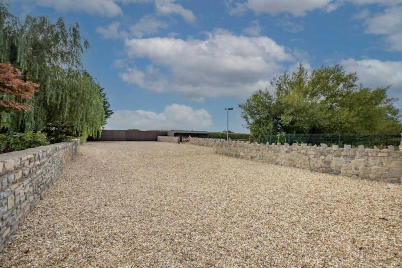 Holiday home 8 Bedroom With Pool Complex 5 Mins From Celtic Manor