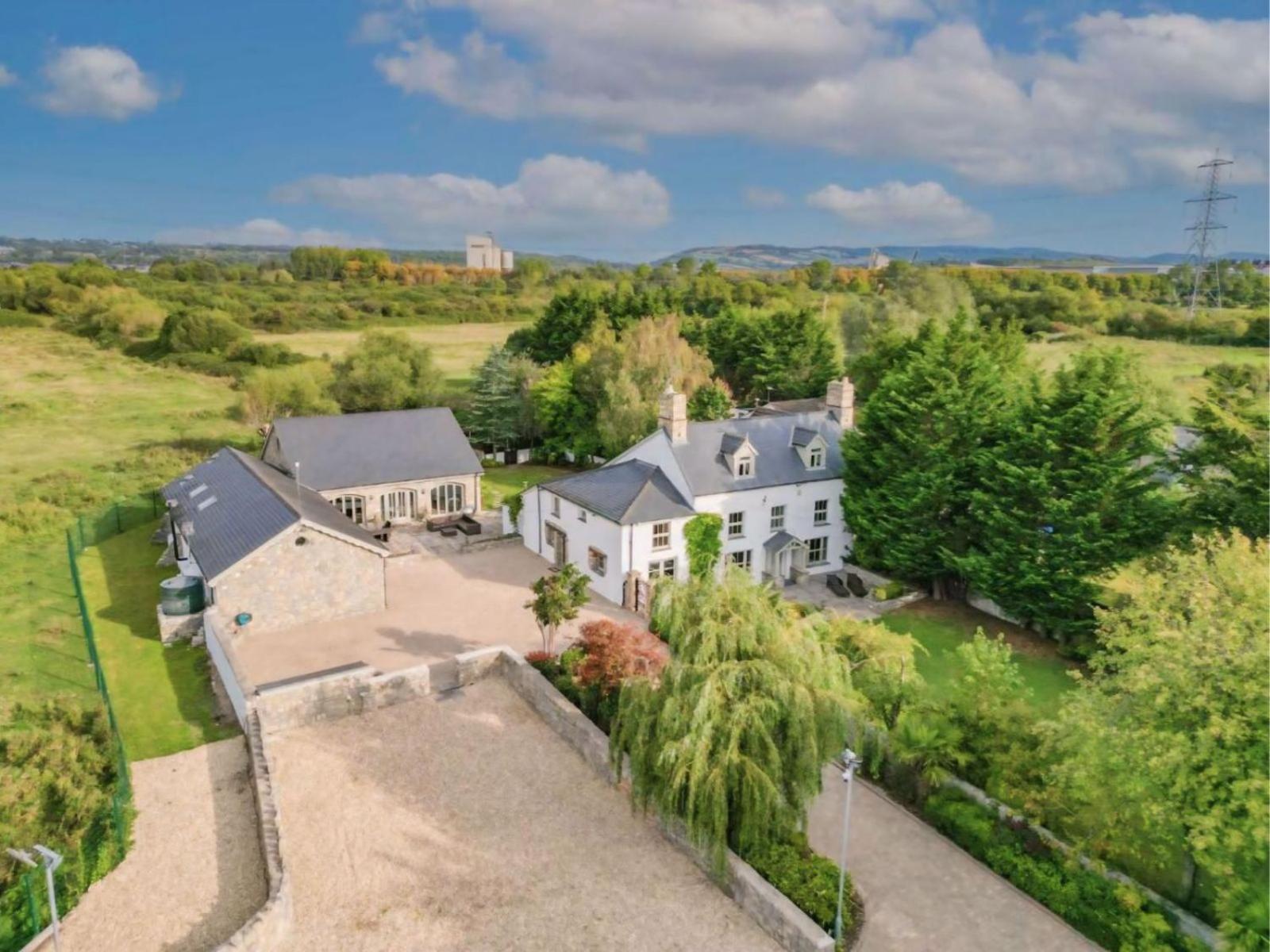 8 Bedroom With Pool Complex 5 Mins From Celtic Manor Holiday home *