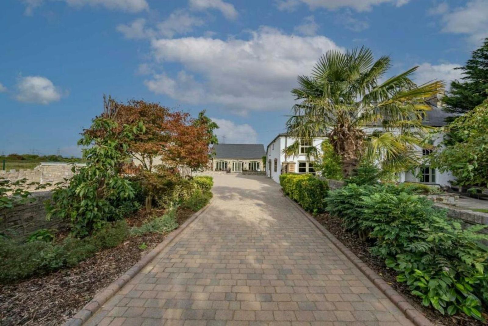 Holiday home 8 Bedroom With Pool Complex 5 Mins From Celtic Manor *