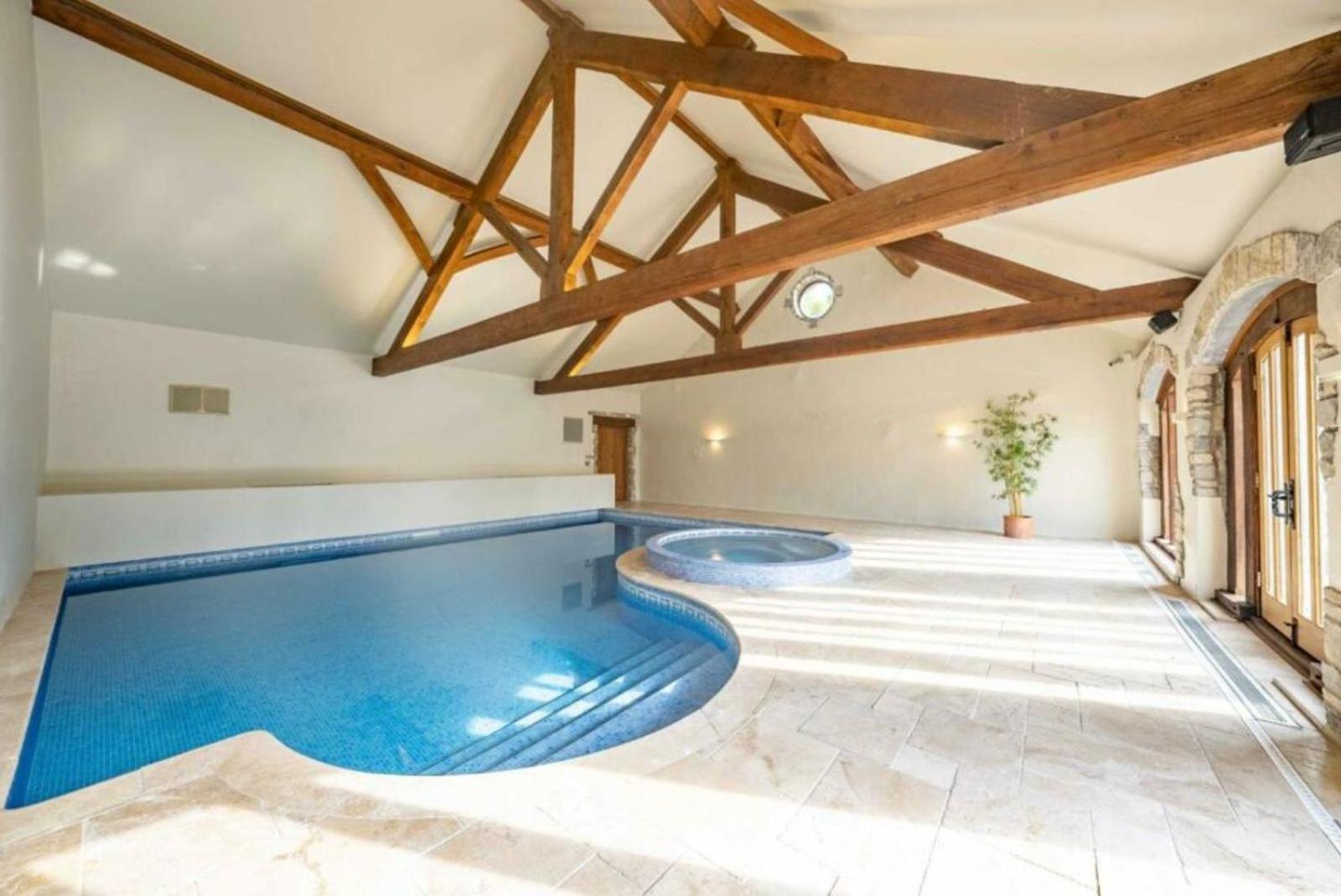 8 Bedroom With Pool Complex 5 Mins From Celtic Manor Holiday home