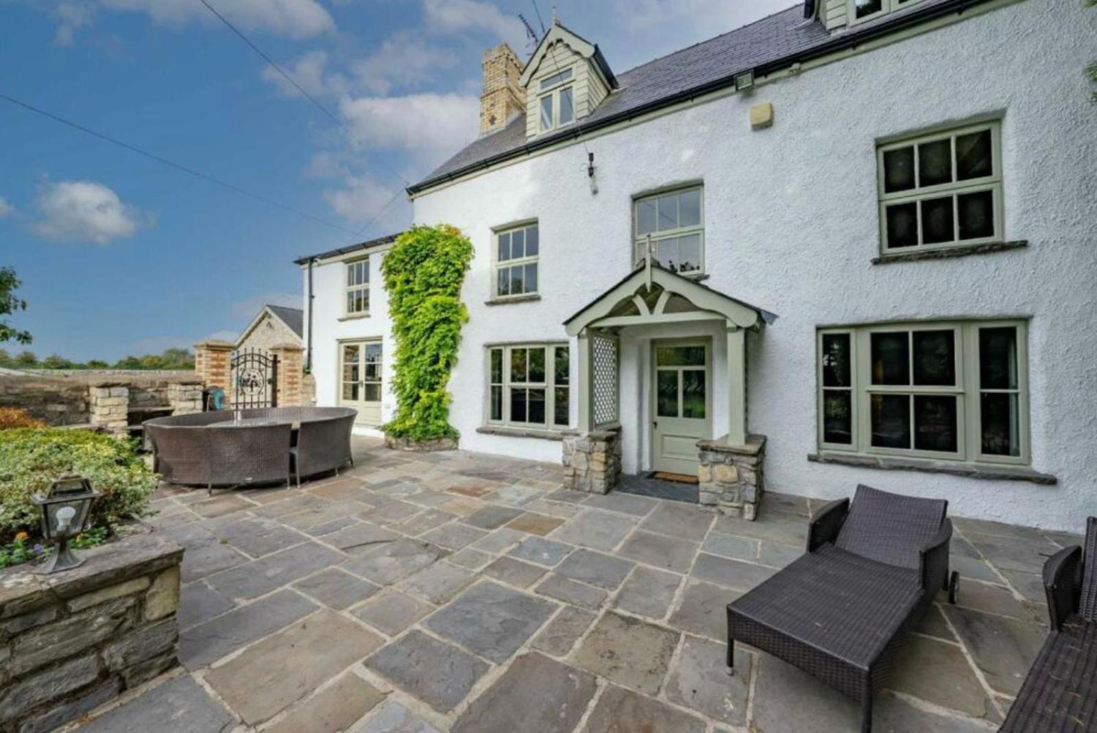 Holiday home 8 Bedroom With Pool Complex 5 Mins From Celtic Manor *
