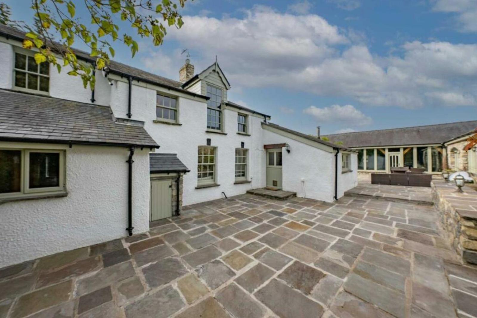 8 Bedroom With Pool Complex 5 Mins From Celtic Manor Holiday home Newport (Gwent)