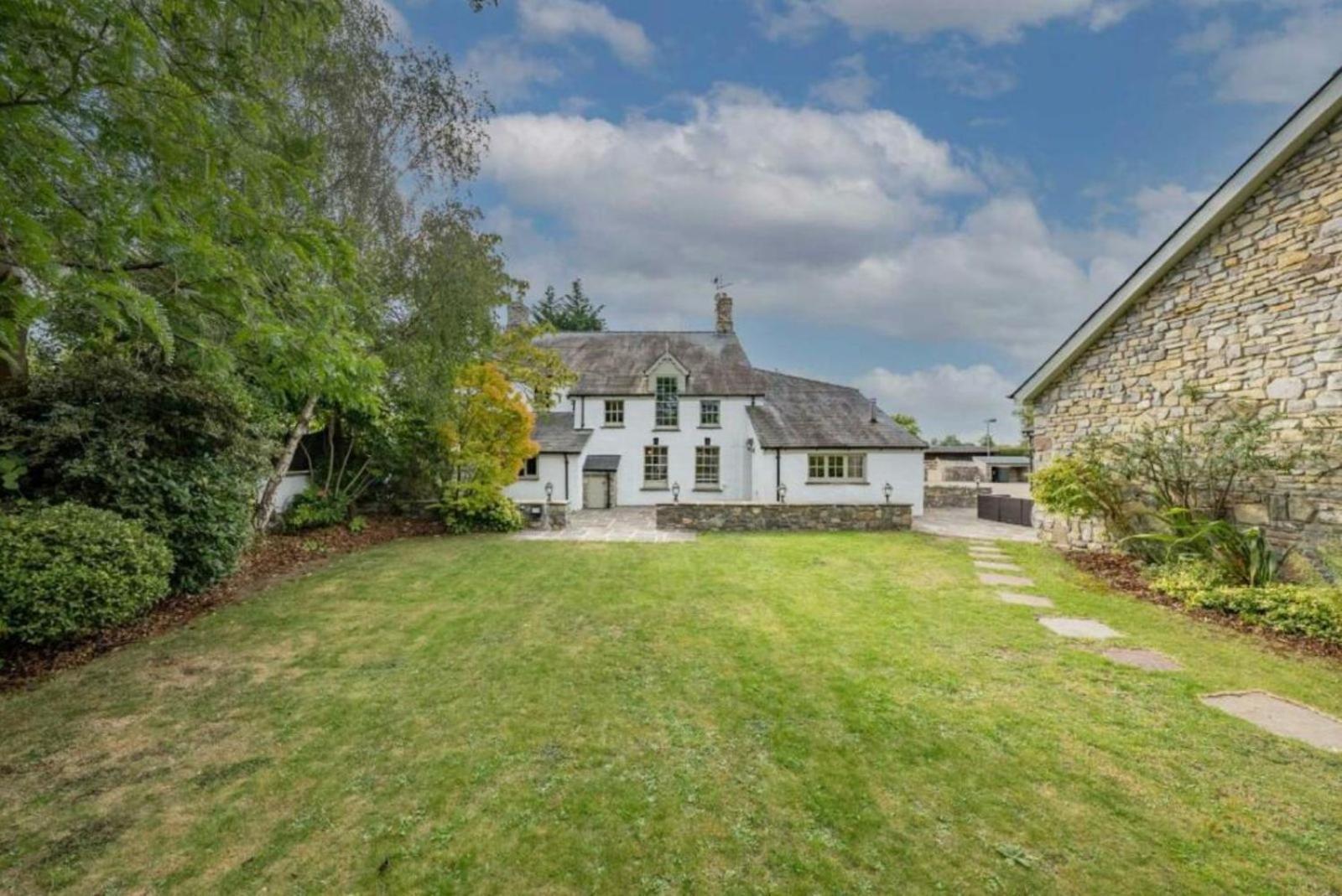 8 Bedroom With Pool Complex 5 Mins From Celtic Manor * Newport (Gwent)
