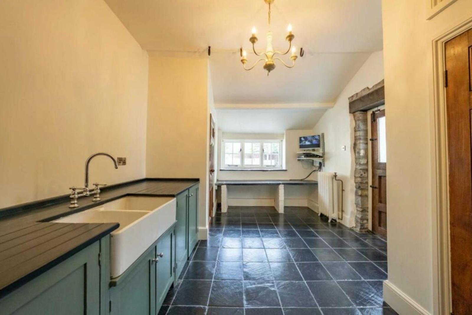 8 Bedroom With Pool Complex 5 Mins From Celtic Manor Holiday home