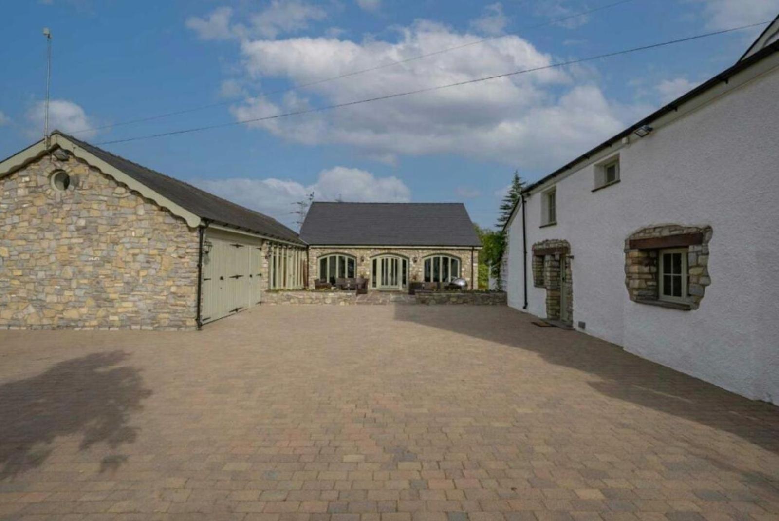 Holiday home 8 Bedroom With Pool Complex 5 Mins From Celtic Manor *