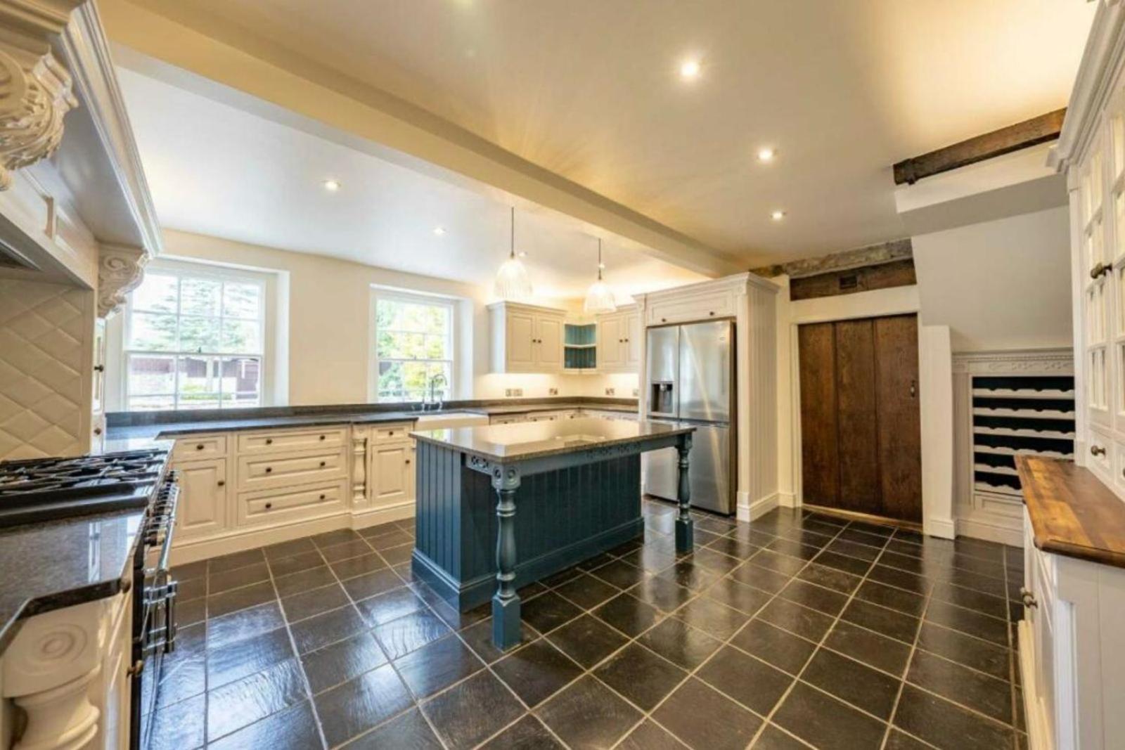 8 Bedroom With Pool Complex 5 Mins From Celtic Manor Holiday home