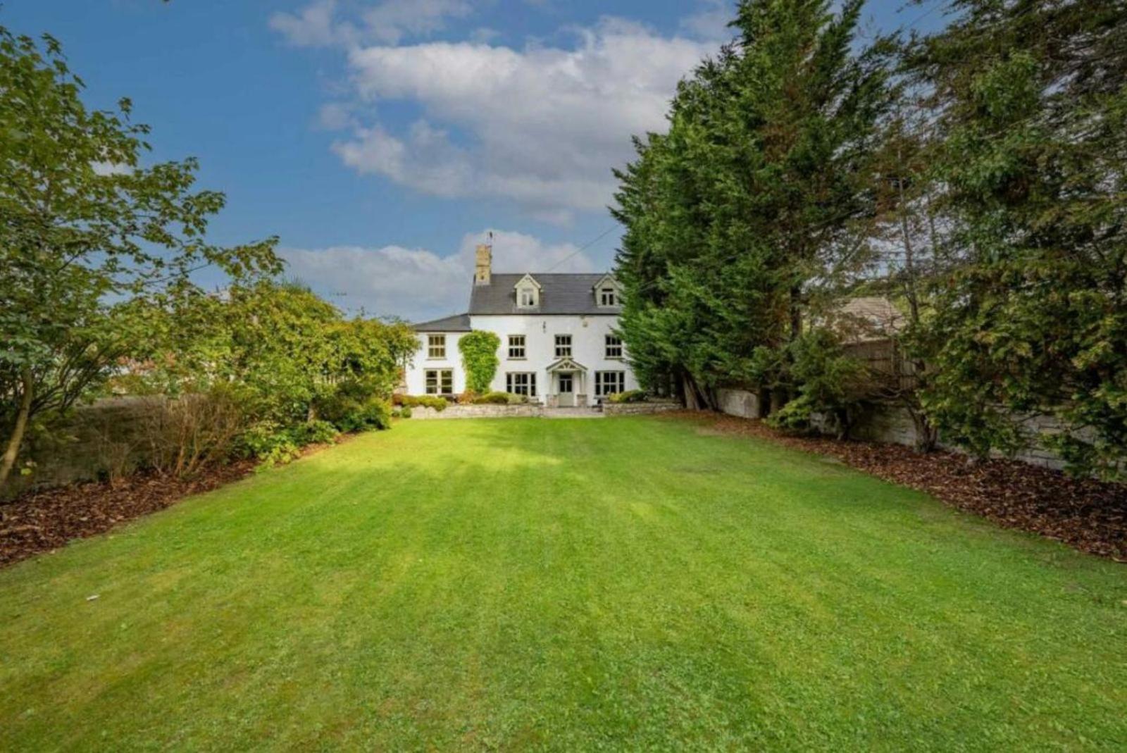 8 Bedroom With Pool Complex 5 Mins From Celtic Manor Holiday home *