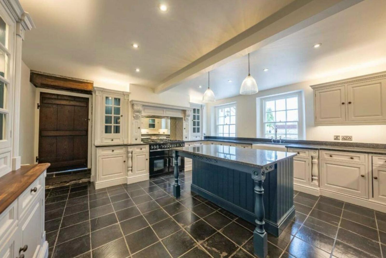 8 Bedroom With Pool Complex 5 Mins From Celtic Manor * Newport (Gwent)