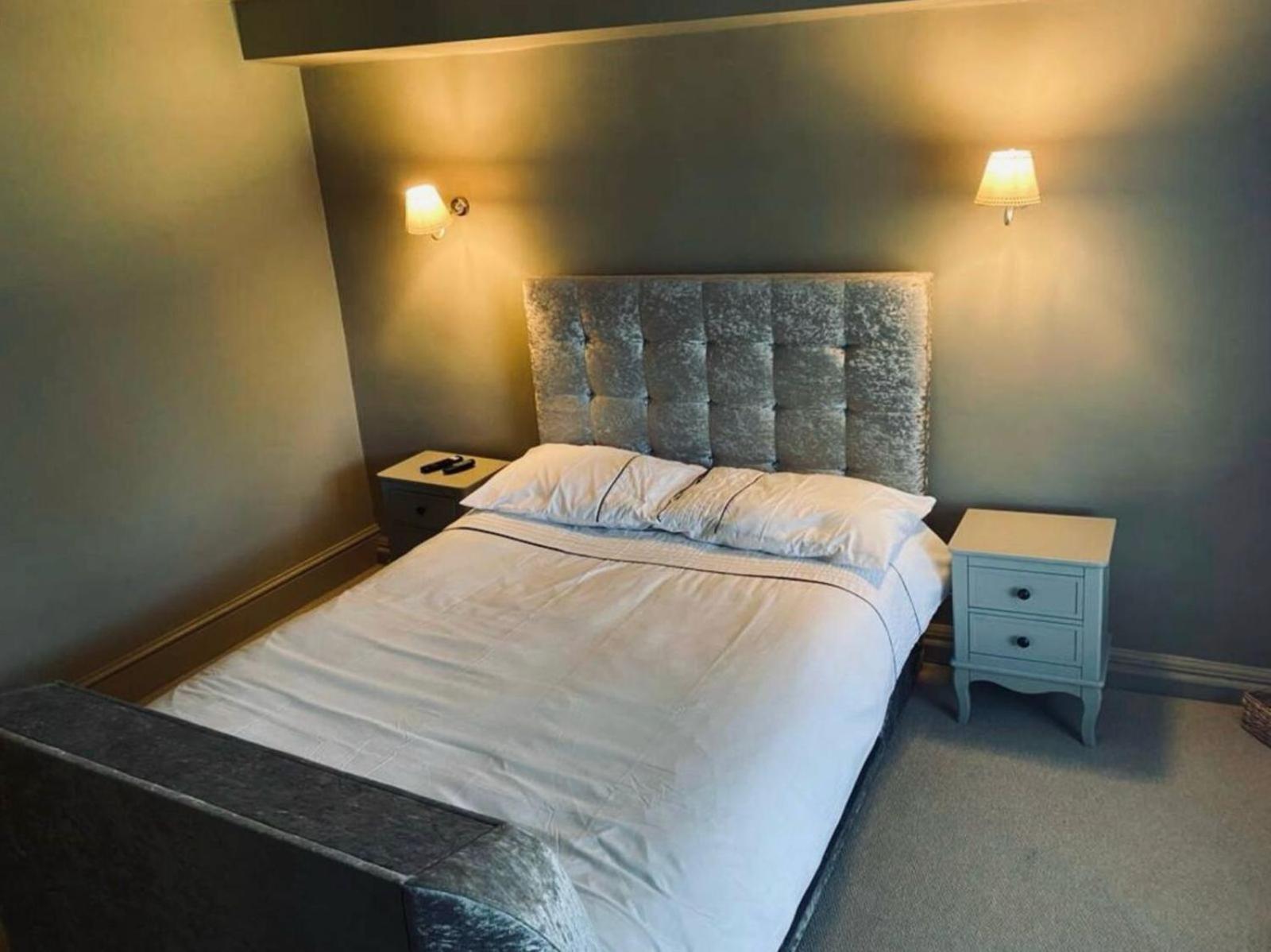 8 Bedroom With Pool Complex 5 Mins From Celtic Manor Holiday home *