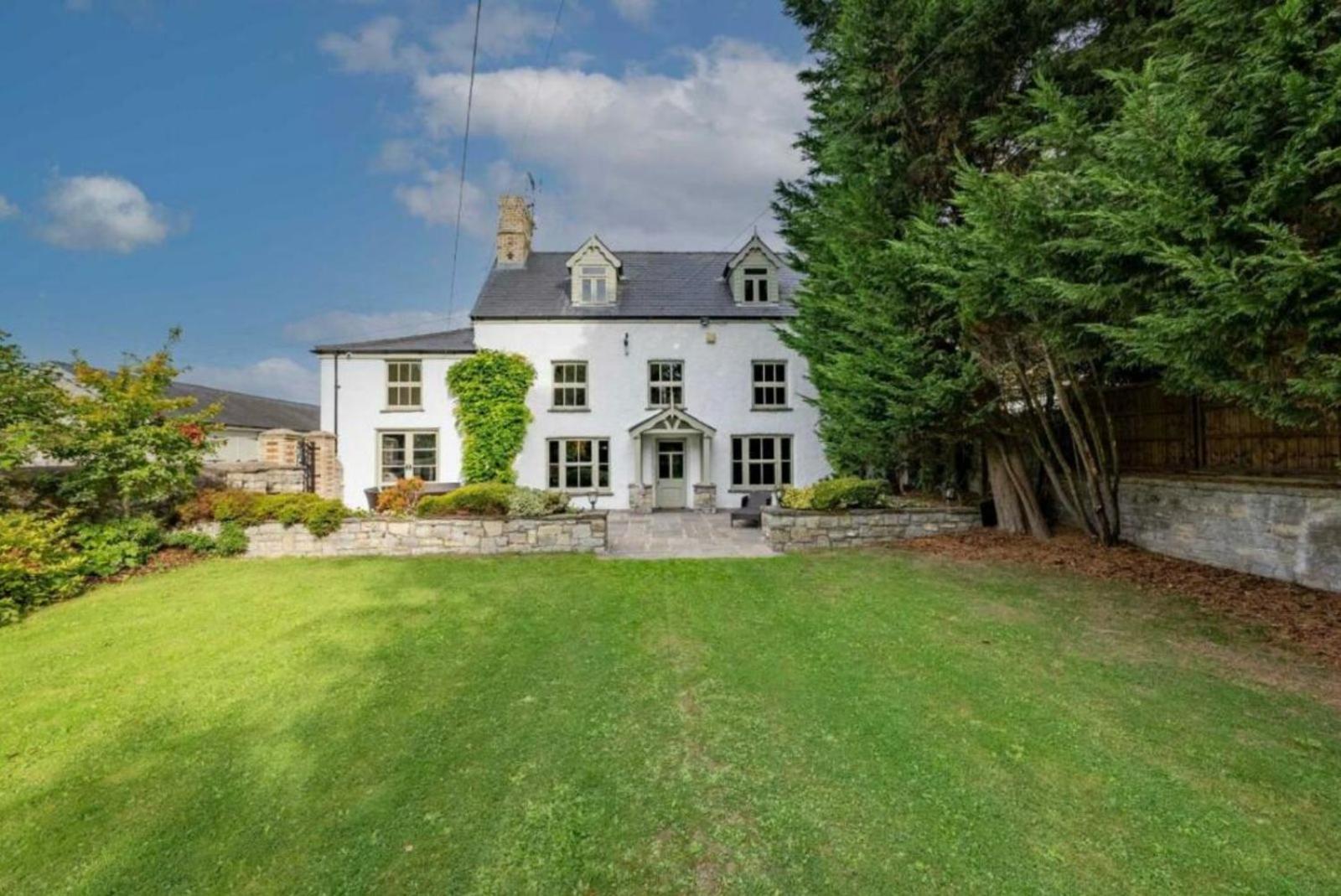 8 Bedroom With Pool Complex 5 Mins From Celtic Manor Holiday home Newport (Gwent)
