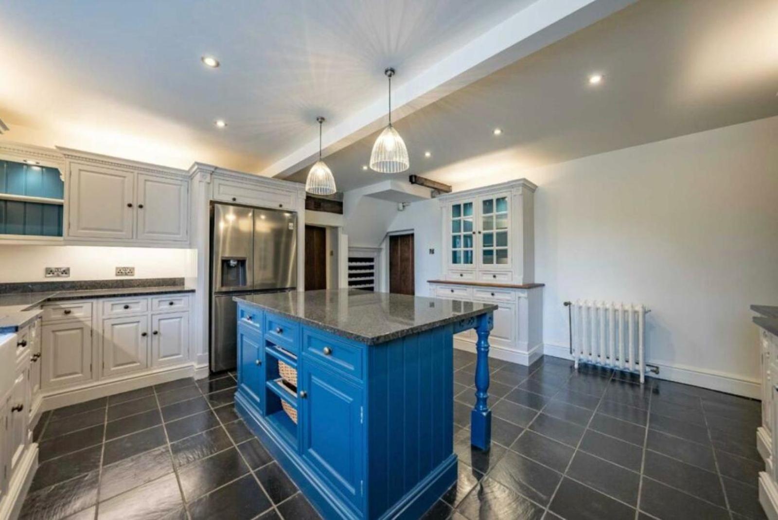 8 Bedroom With Pool Complex 5 Mins From Celtic Manor Holiday home