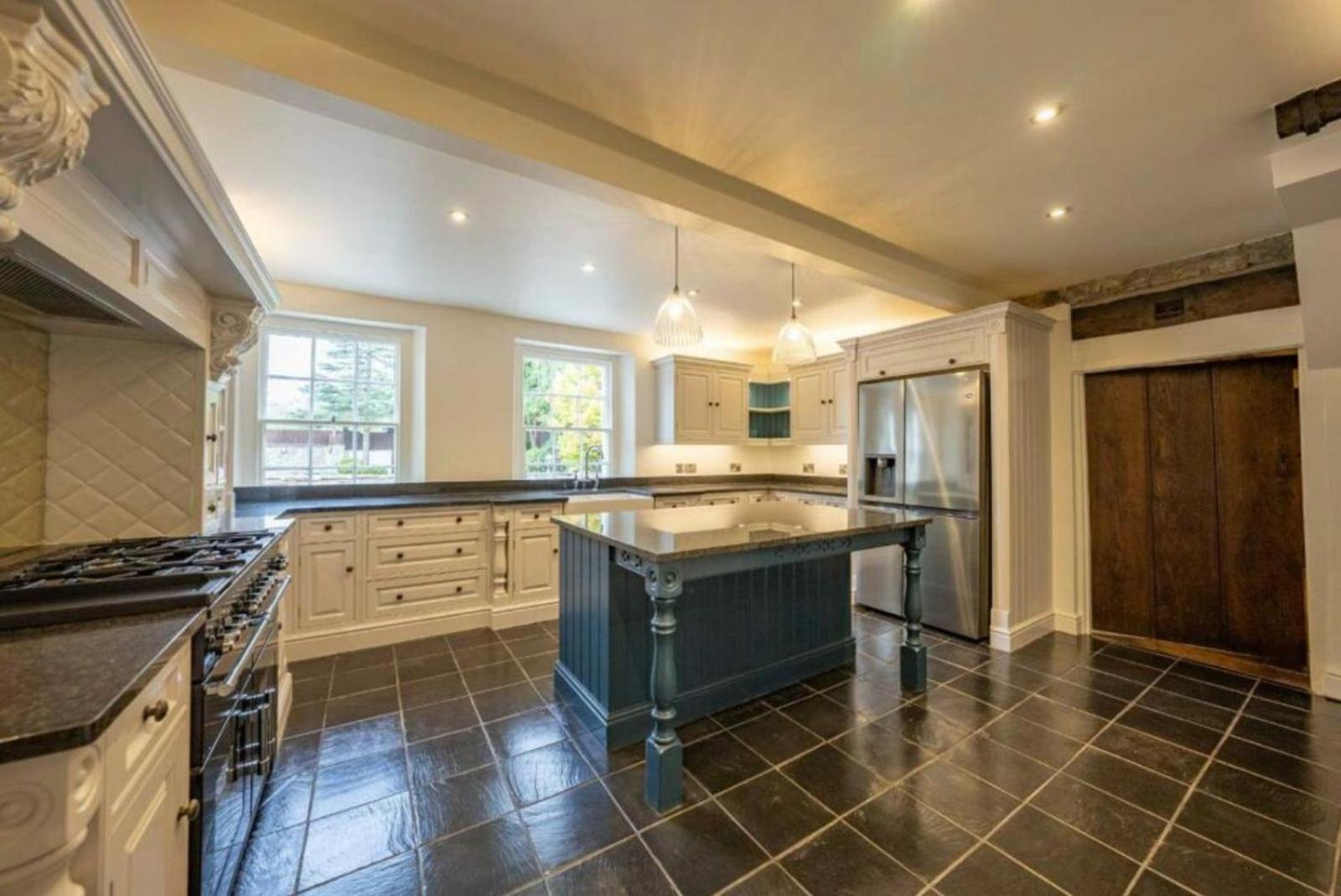 8 Bedroom With Pool Complex 5 Mins From Celtic Manor