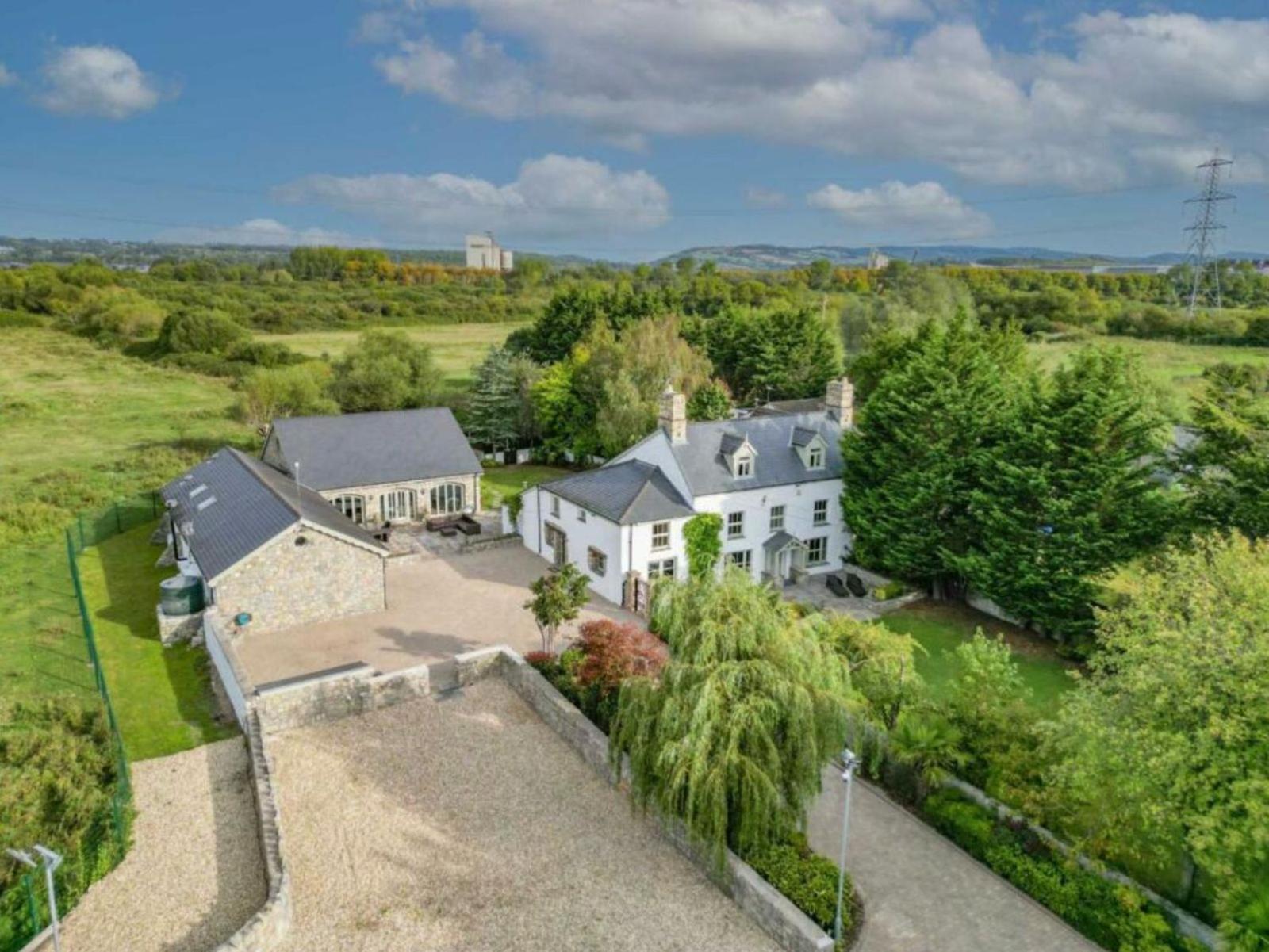 8 Bedroom With Pool Complex 5 Mins From Celtic Manor Holiday home